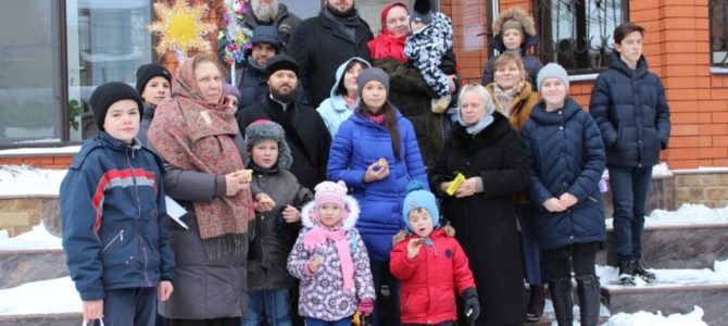 Святки у духовенства и мирян храма преподобного Серафима Саровского   начались с  колядования в  домах  прихожан.