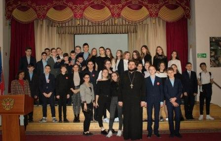 Клирик храма провел беседу о Празднике Сретения и о дне православной молодёжи с гимназистами