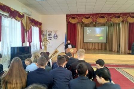 Настоятель Серафимовского храма провел беседу о защитниках отечества и веры православной с гимназистами.