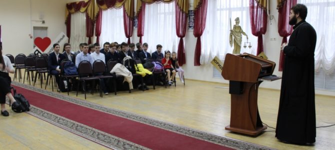 Клирик храма провёл беседу о подвиге новомучеников и исповедников Церкви Русской