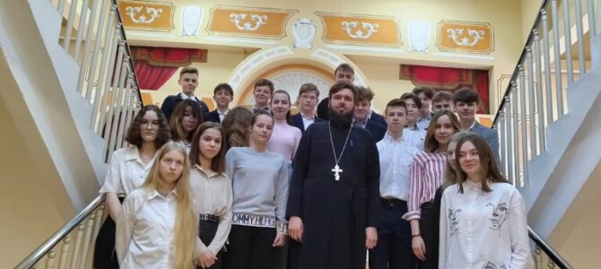 Клирик храма провел беседу для гимназистов Клирик храма провел беседу для гимназистов