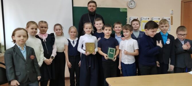 Клирик храма провел беседу о Дне Православной книги с гимназистами
